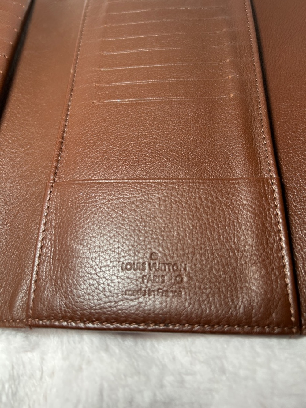 402. Louis Vuitton Mahina Amelia wallet in Acajou brown leather - Picture 2 of 13